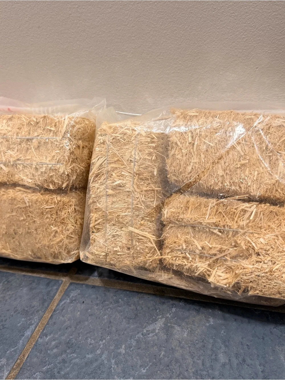Set of 6 mini hay bales - great condition
